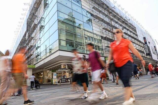 Das Ex-Kaufhof-Gebäude – hier ein Archivbild – soll in wenigen Wochen mit einem Outlet-Verkauf neu belebt werden.