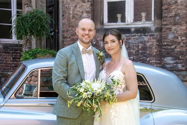 Sarah (geborene Schweiger) und Pascal Prediger haben geheiratet. Zur Hochzeit wurden sie in einem edlen Rolls-Royce-Oldtimer chauffiert.
