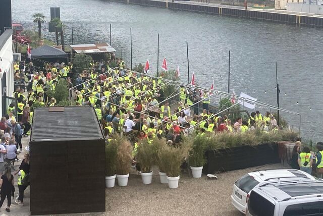 Am Tyde im Dortmunder Hafen treffen sich Streikende aus dem Einzelhandel am Mittwoch