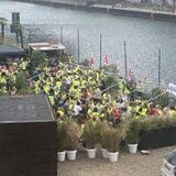 Am Tyde im Dortmunder Hafen treffen sich Streikende aus dem Einzelhandel am Mittwoch