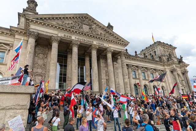 Teilnehmer einer Demonstration gegen die Corona-Maßnahmen stehen mit Reichsflaggen am 29. August 2020 vor dem Reichstag.