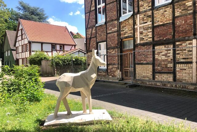 Ein Recklinghäuser Reh steht in Recklinghausen an der Ecke Paulsörter/Brandstraße.