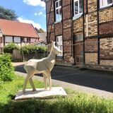 Ein Recklinghäuser Reh steht in Recklinghausen an der Ecke Paulsörter/Brandstraße.