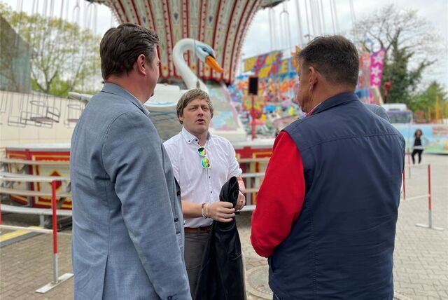 Steven Wels (M.) im Gespräch mit Bürgermeister Rajko Kravanja (l.) und Schausteller-Sprecher Richard Abendroth bei der Eröffnung der Castroper Frühjahrskirmes 2022. Derzeit laufen Überlegungen, was man 2024 mit den Jahrmärkten macht. Eine Ickerner Kirmes könnte kommen.