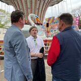 Steven Wels (M.) im Gespräch mit Bürgermeister Rajko Kravanja (l.) und Schausteller-Sprecher Richard Abendroth bei der Eröffnung der Castroper Frühjahrskirmes 2022. Derzeit laufen Überlegungen, was man 2024 mit den Jahrmärkten macht. Eine Ickerner Kirmes könnte kommen.