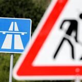 Ein Schild weist auf Bauarbeiten auf der Autobahn hin.
