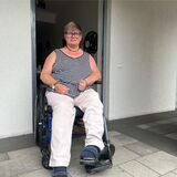 Ulrike Brings vor dem Eingang zu ihrer Wohnung in Brackel
