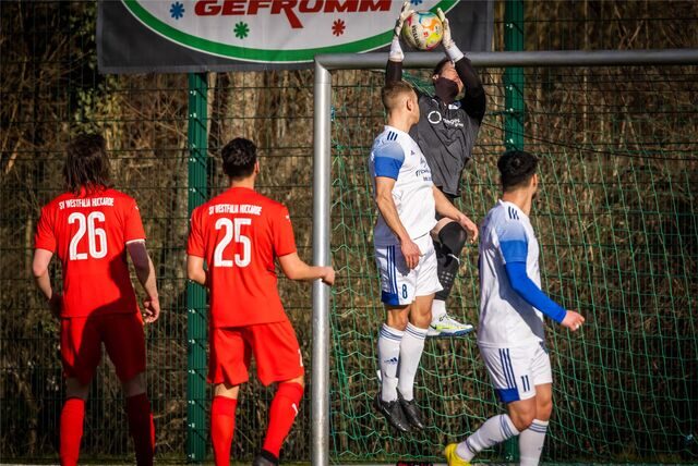 In der Bezirksliga ist das Duell BW Huckarde (weiß und blau) gegen Westfalia Huckarde (rot) ein echtes Stadt-Derby.