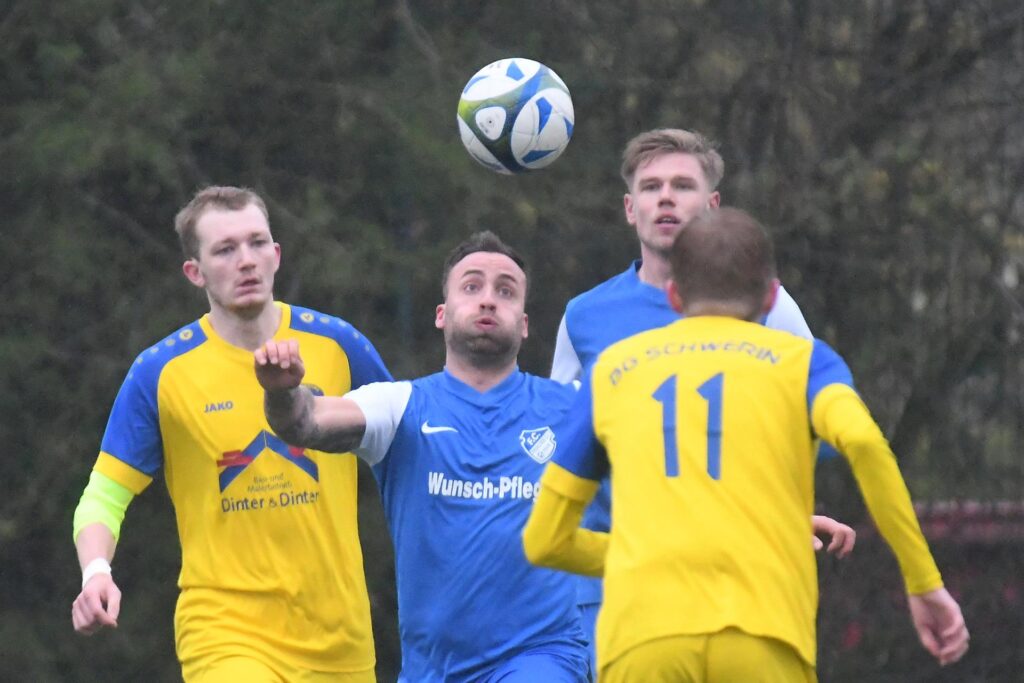 Zum Derby zwischen FC Frohlinde und Spvg Schwerin (gelbe Trikots) kommt es am 7. Spieltag. Zum Derby zwischen FC Frohlinde und Spvg Schwerin (gelbe Trikots) kommt es am 7. Spieltag.