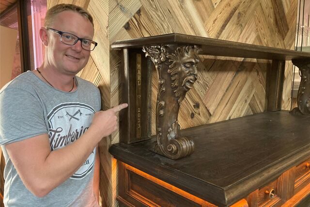 Projektleiter Andreas Scheitacker präsentiert ein Detail auf einem Möbelstück, das für das Marler Restaurant Timberjacks hergestellt wurde.