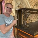 Projektleiter Andreas Scheitacker präsentiert ein Detail auf einem Möbelstück, das für das Marler Restaurant Timberjacks hergestellt wurde.