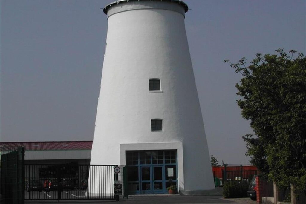 Der Mühlenturm in Marl an der Hochstraße.