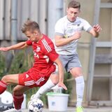 Michael Vrljic geht im Zweikampf zu Boden.