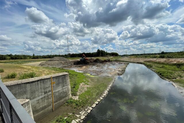 Das Rückhaltebecken an der Emscher: Bagger tragen hier Dämme ab. Das dauert noch bis 2025.