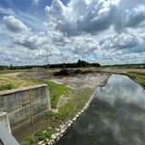 Das Rückhaltebecken an der Emscher: Bagger tragen hier Dämme ab. Das dauert noch bis 2025.