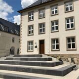 Die Montage zeigt den Hintereingang des Willy-Brandt-Hauses in Recklinghausen und den Fachbereichsleiter Bildung und Sport, Martin Gohrke.