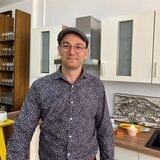 Victor Reichenberg steht in seinem Ladenlokal auf der Kunibertistraße in Recklinghausen.