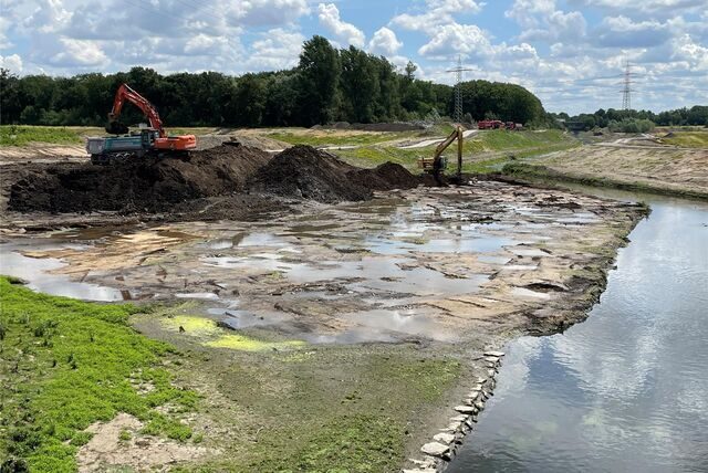 Das Rückhaltebecken an der Emscher: Bagger tragen hier Dämme ab. Das dauert noch bis 2025.