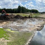 Das Rückhaltebecken an der Emscher: Bagger tragen hier Dämme ab. Das dauert noch bis 2025.