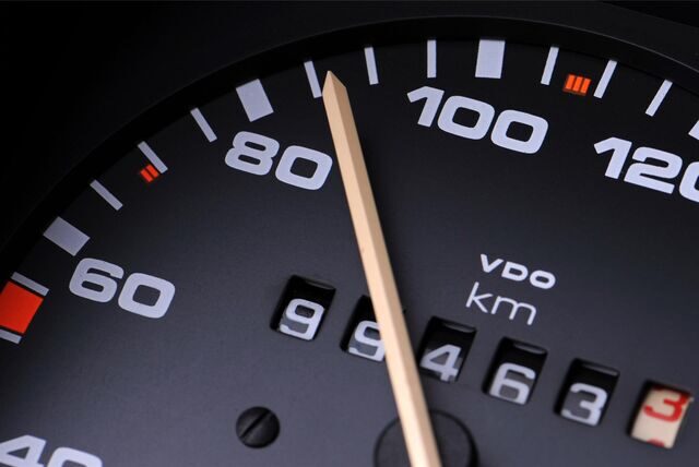 Der Zeiger des Tachometers eines Auto zeigt fast 90 Stundenkilometer.