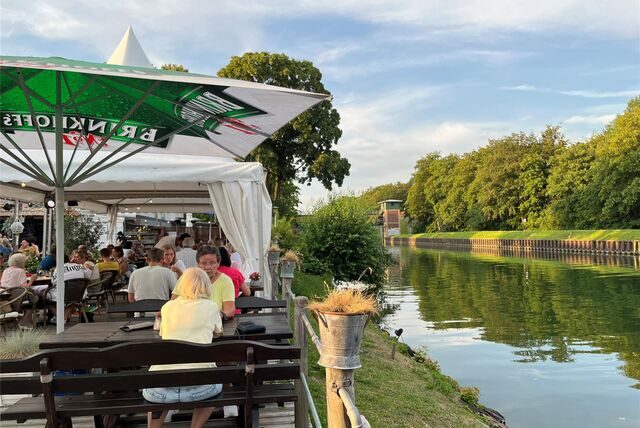 Direkt am Kanal gelegen ist das Haus Hölter mit seinem Biergarten.