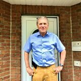 Hermann-Josef Becker aus Recklinghausen vor seiner Haustür