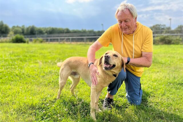 Johannes Beisenherz zusammen mit Labrador-Retriever Spike.
