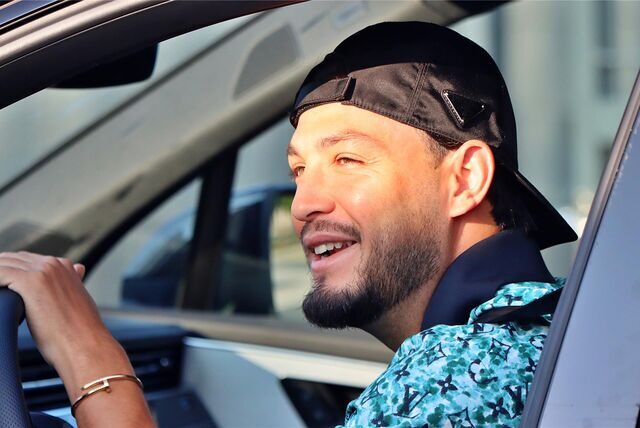 Ramy Bensebaini sitzt am Steuer seines Autos.