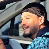 Ramy Bensebaini sitzt am Steuer seines Autos.