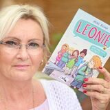 Die Gladbecker Autorin Heike Becker mit ihrem Buch „Leonie und das Foto im Netz“.