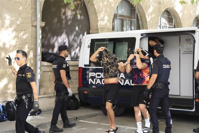 Polizisten führen die Verdächtigen zum Termin mit dem Haftrichter auf der Balearische Insel.