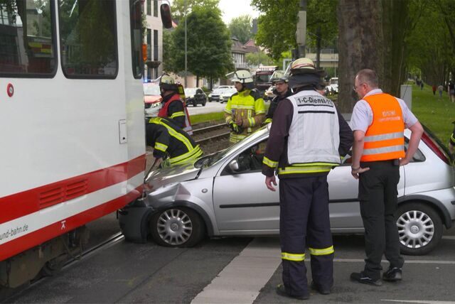 Am Samstag (15.7.) verkeilte sich ein Auto unglücklich in einer überirdisch fahrenden U-Bahn.