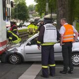 Am Samstag (15.7.) verkeilte sich ein Auto unglücklich in einer überirdisch fahrenden U-Bahn.