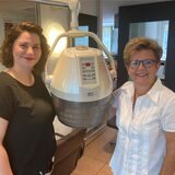 Frauke Waschhof und Elfi Freund stehen an einer Trockenhaube im Friseursalon Schreiter & Waschhof in Recklinghausen.