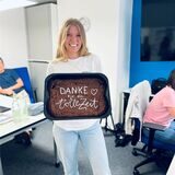 Tabea hält einen Kuchen in der Hand.