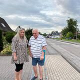 Wieslawa Lapicki und Arnold Berghaus stehen auf der Schreberstraße.