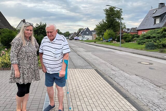 Wieslawa Lapicki und Arnold Berghaus stehen auf der Schreberstraße.
