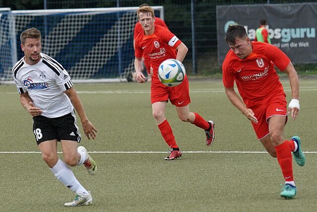 Eugene Broschat (RWU in Rot) im Laufduell um den Ball mit Kevin Pasternack (SVA).