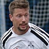 Eugene Broschat (RWU in Rot) im Laufduell um den Ball mit Kevin Pasternack (SVA).