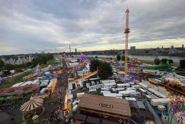 Blick aus dem Riesenrad über die Rheinkirmes 2023 in Düsseldorf.