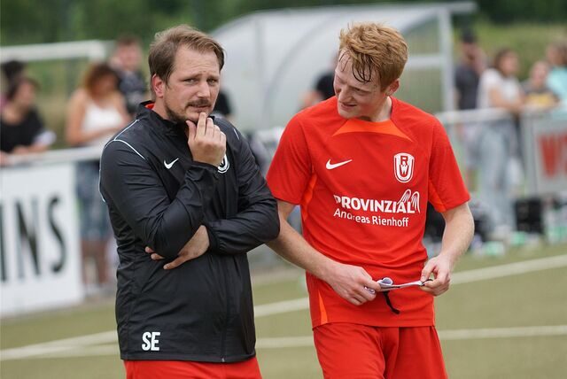 RWU-Trainer Sebastian Eckei in der ersten Spielanalyse mit Kapitän Jonas Appelhoff (r.).