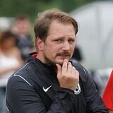 RWU-Trainer Sebastian Eckei in der ersten Spielanalyse mit Kapitän Jonas Appelhoff (r.).