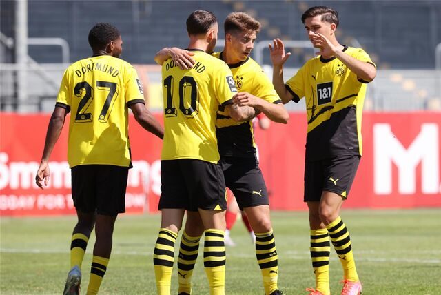 Spieler von Borussia Dortmunds U23 jubeln über einen Treffer.