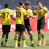 Spieler von Borussia Dortmunds U23 jubeln über einen Treffer.