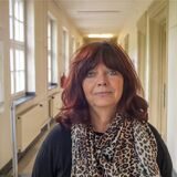 Eine Frau steht in einem Flur.