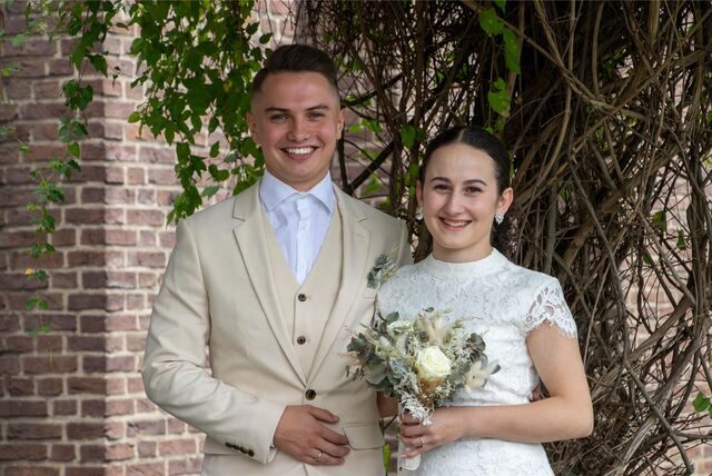 Einer von zahlreichen unvergesslichen Geschichten am Standesamt Castrop-Rauxel. Filiz Kaya und Waldemar Schkurichin haben geheiratet. Bereits im Teenageralter lernte sich das Paar kennen.