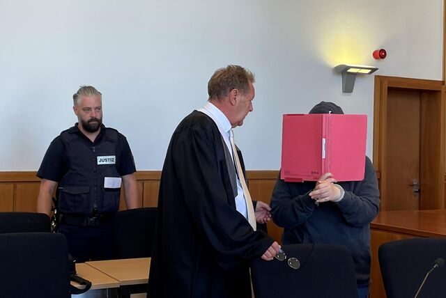 Nach dem Tod eines neunjährigen Jungen aus Wetter (Ruhr) muss sich die Mutter des Kindes (rechts) jetzt in Hagen vor Gericht verantworten. Die Anklage: Totschlag. In der Mitte: Verteidiger Dirk Löber.