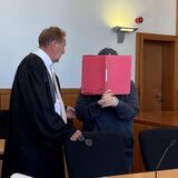 Nach dem Tod eines neunjährigen Jungen aus Wetter (Ruhr) muss sich die Mutter des Kindes (rechts) jetzt in Hagen vor Gericht verantworten. Die Anklage: Totschlag. In der Mitte: Verteidiger Dirk Löber.