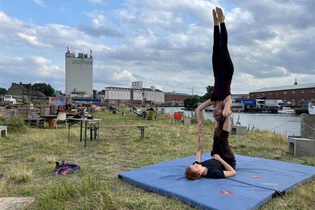 Yoga, Umschlagplatz, Biergarten-Check Yoga, Umschlagplatz, Biergarten-Check