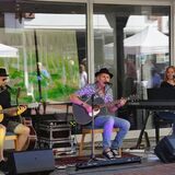 Das Trio Two Gents spielt ein Konzert vor einer Schaufenster-Front in Waltrop.